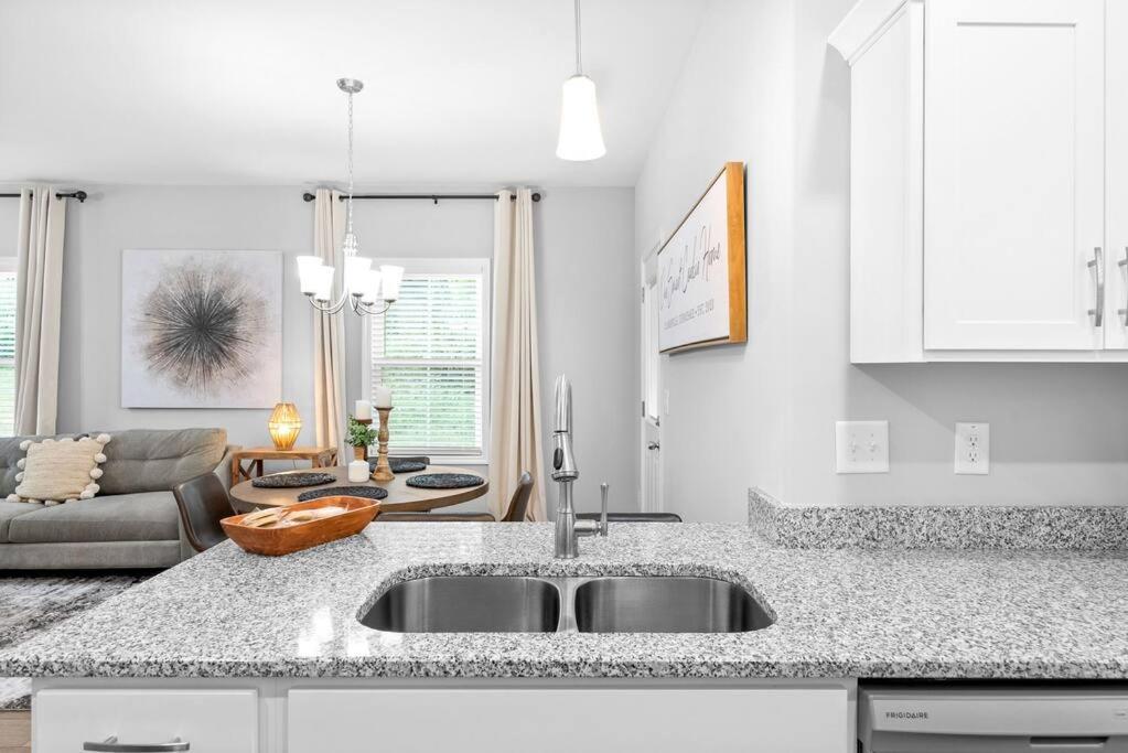 One-Of-A-Kind Smart, Cookie Themed Home For Up To 6 Clarksville Dış mekan fotoğraf